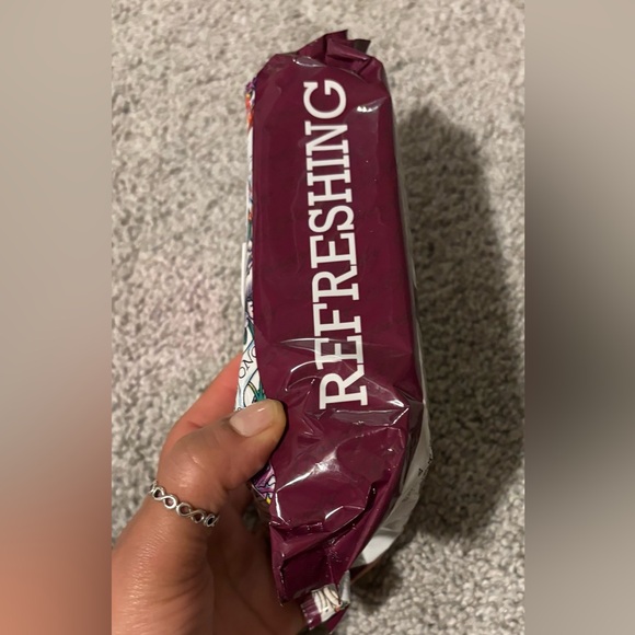 Ed Hardy Refreshing Facial Wipes - White and Red - Picture 2 of 3